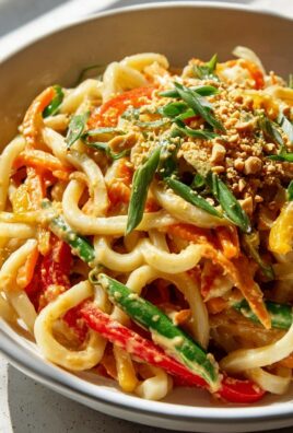 Asiatische Udon Nudeln mit Erdnusssauce und frischem GemĂĽse