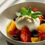 Cremige Mediterrane Burrata Bowl mit Paprika & Oliven
