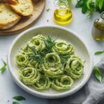 Zucchini Nudeln mit Avocado Pesto einfach zubereiten